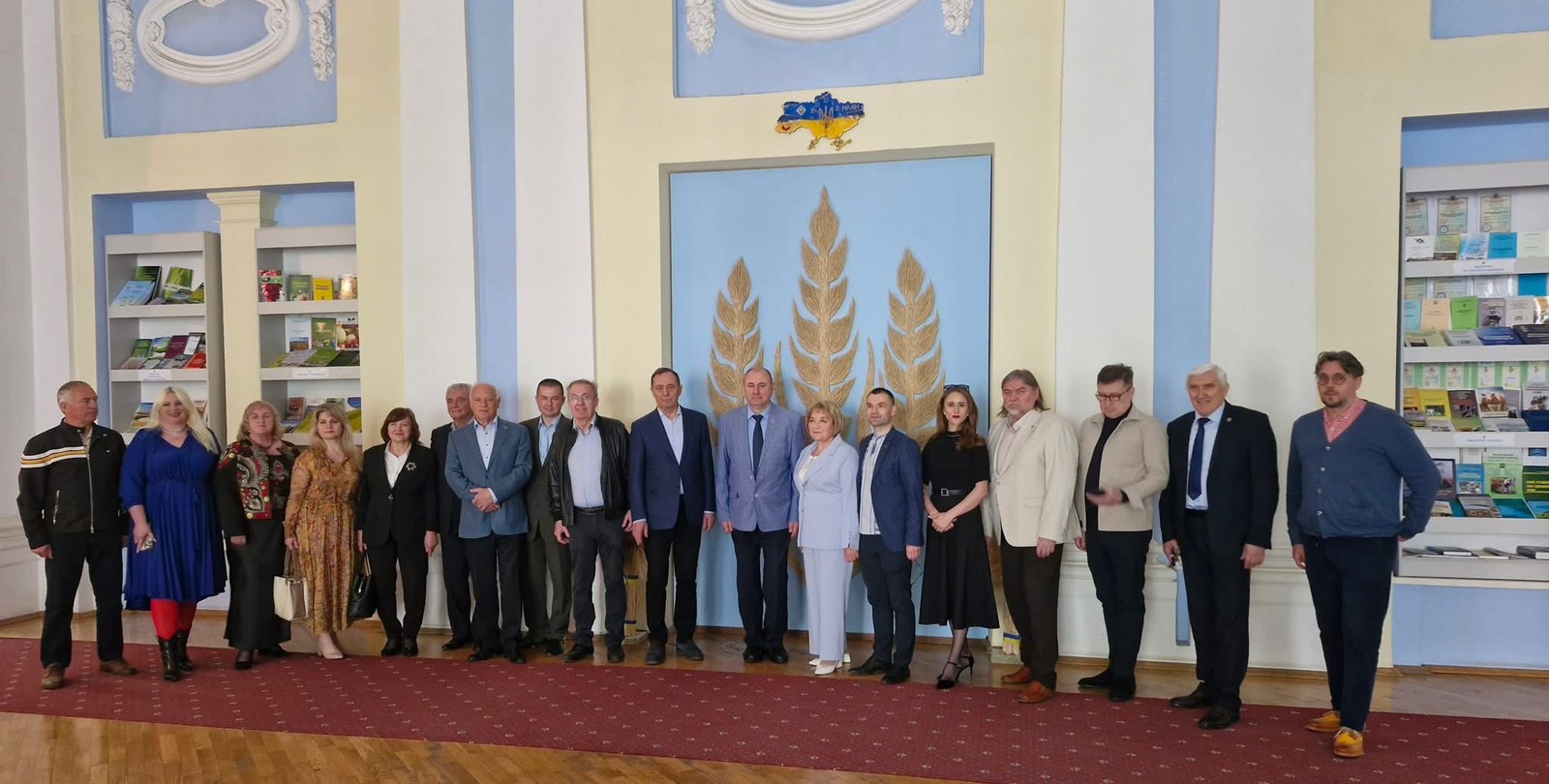 Наукова спільнота України після вручення нагород президентом НААН І. В.  Гриником за вагомий внесок у розвиток науки до Всеукраїнського дня науки